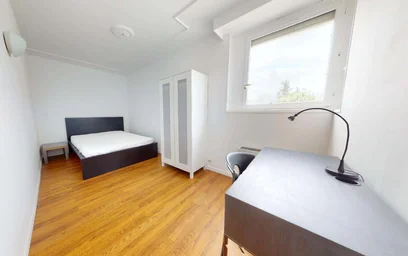 {area} de ortak bir dairede kiralık oda