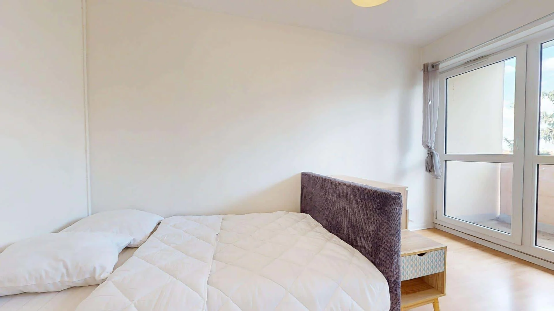 Quarto acessível para estudantes com iluminação ampla em
