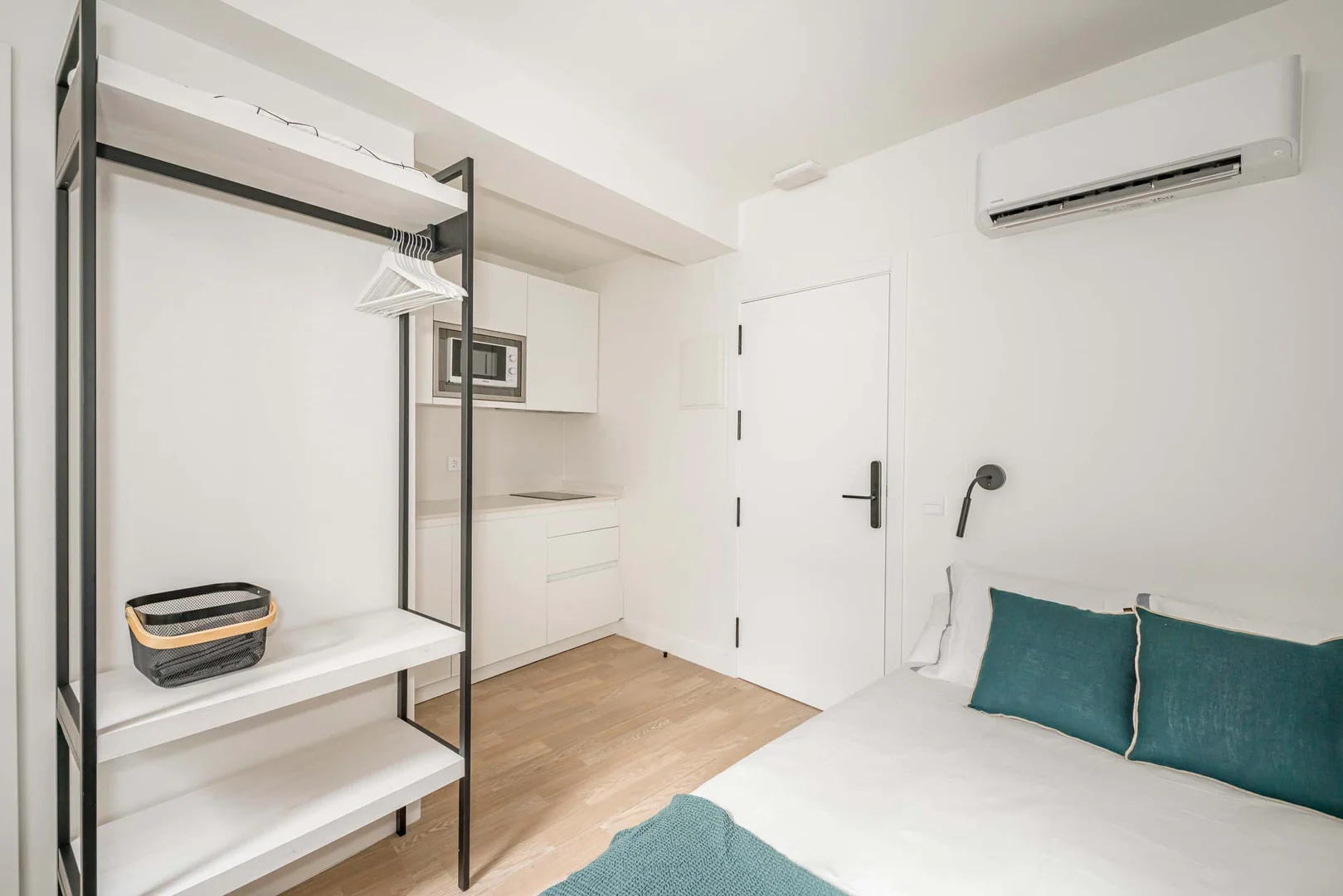 Chambre confortable pour étudiants disponible dans 