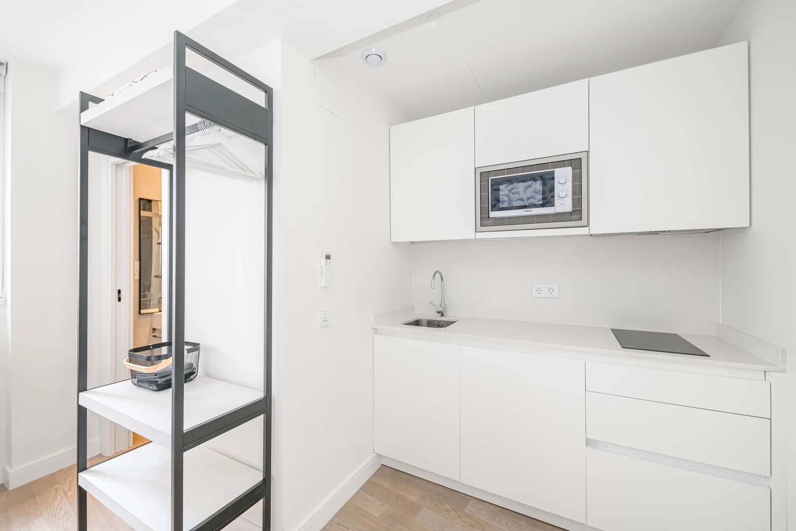 Chambre d'étudiant à  avec espace d'étude et installations communes