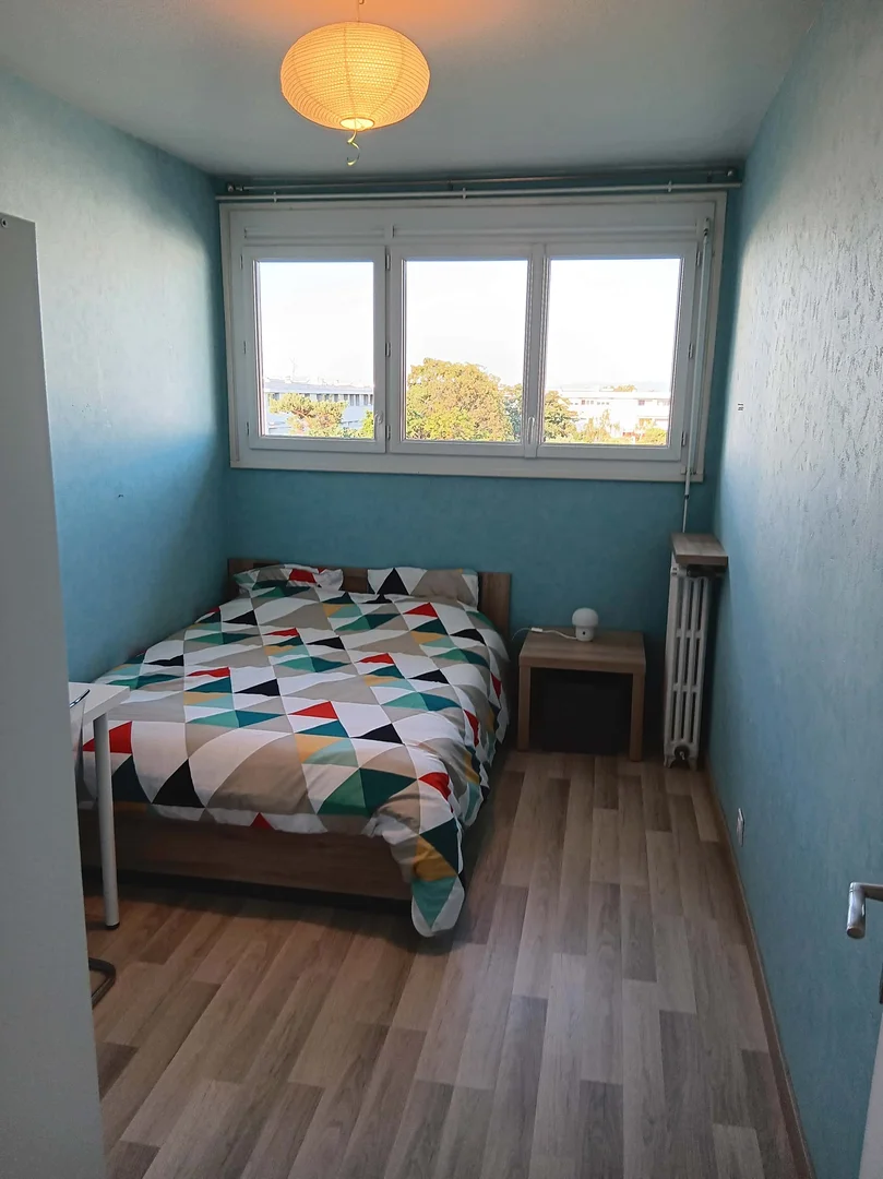 Quarto de estudante em com área de estudo e instalações partilhadas