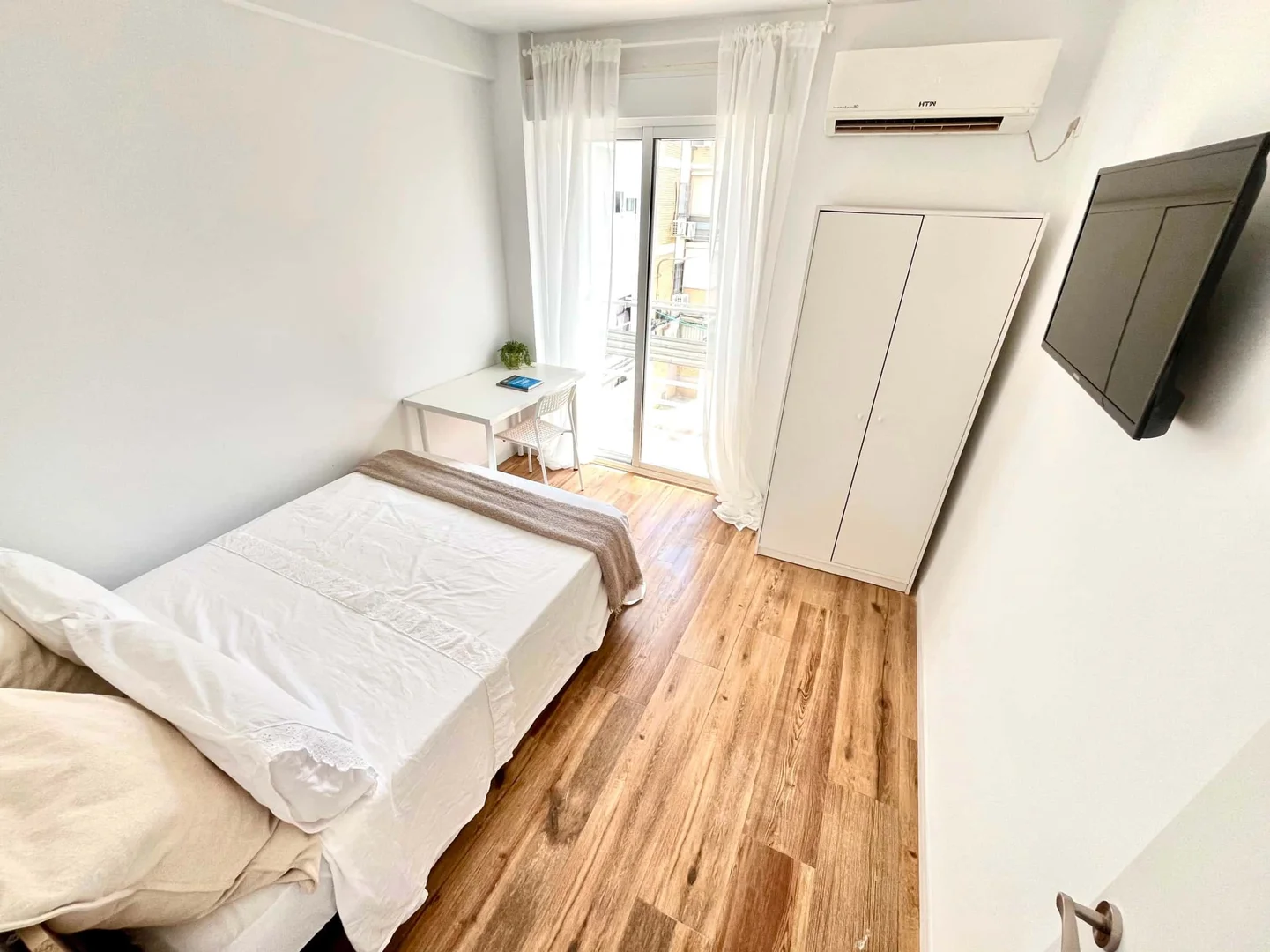 Helles und luftiges Studentenzimmer mit einfachem Zugang zur Universität in 