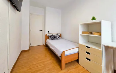 Private room at C. de Esteban Carros, 41, 1ob, Puente de Vallecas, 28053 Madrid, Spagna, image 1 of 15