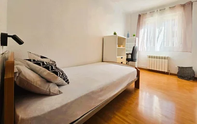 Private room at C. de Esteban Carros, 41, 1ob, Puente de Vallecas, 28053 Madrid, Spagna, image 2 of 15