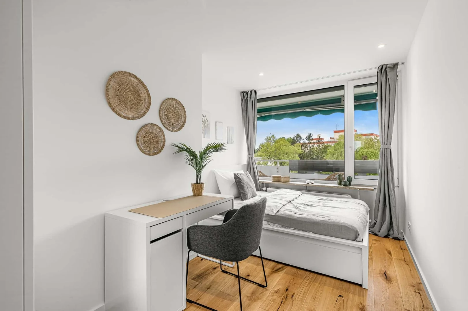 Bright and airy student room with easy university access in 