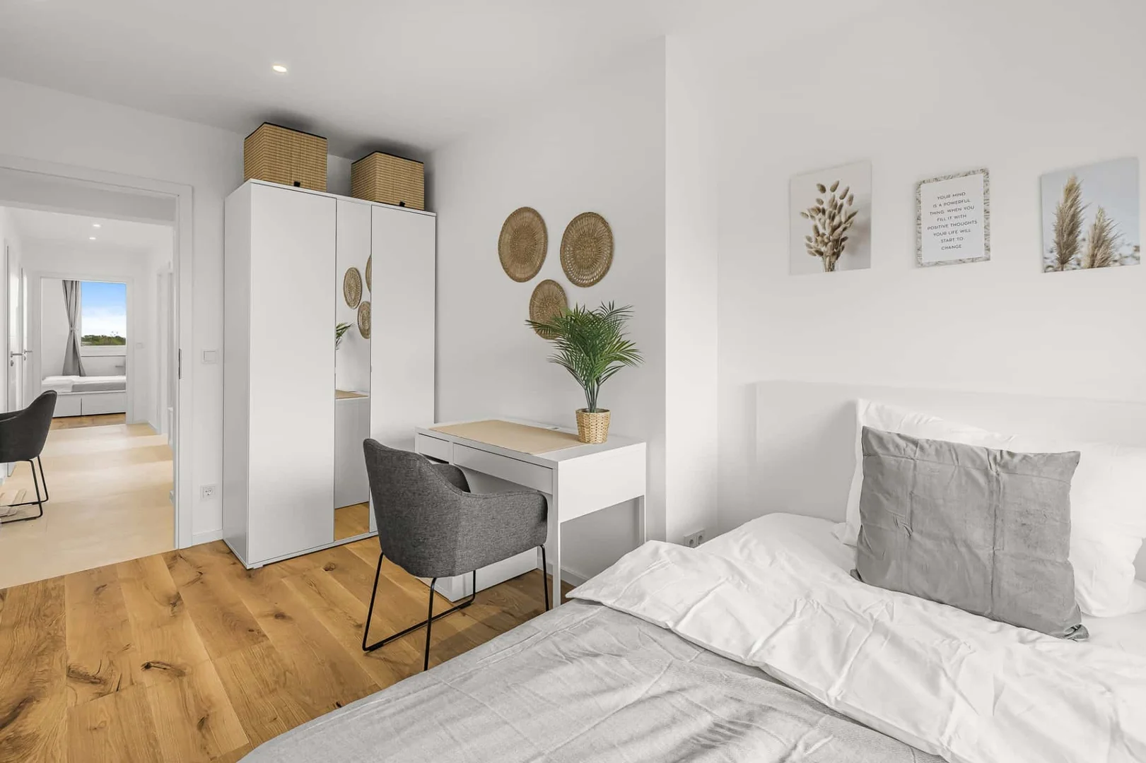 Bright and airy student room with easy university access in 