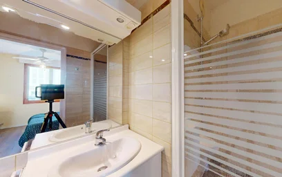 Private room at 41 Rue Henri Faisans, 64000 Pau, France, image 2 of 18