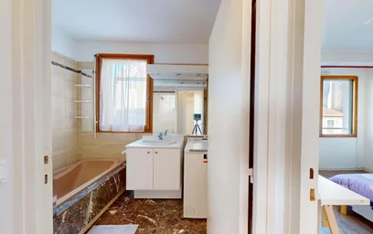 Private room at 41 Rue Henri Faisans, 64000 Pau, France, image 15 of 18
