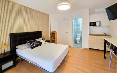 Private room at C. de Esteban Carros, 41, 1ob, Puente de Vallecas, 28053 Madrid, Spagna, image 1 of 18