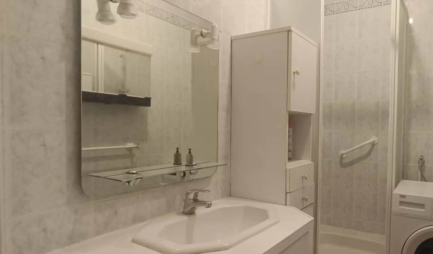 Affordable room for students with ample lighting in 