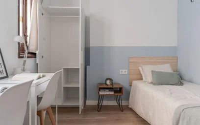Shared room at Calle de Preciados, image 1 of 40
