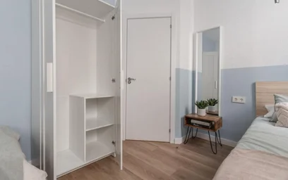 Shared room at Calle de Preciados, image 13 of 40