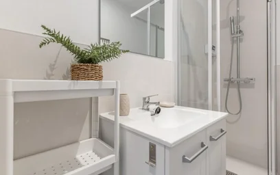 Shared room at Calle de Preciados, image 31 of 40