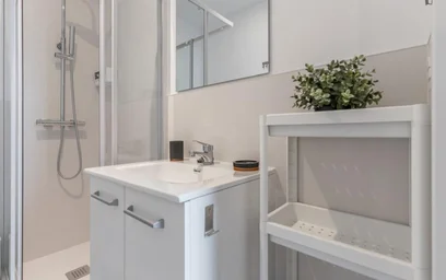 Shared room at Calle de Preciados, image 34 of 40
