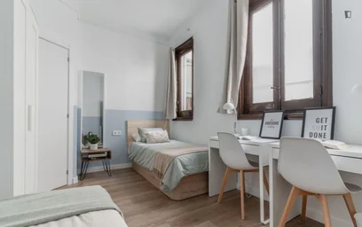 Shared room at Calle de Preciados, image 8 of 40