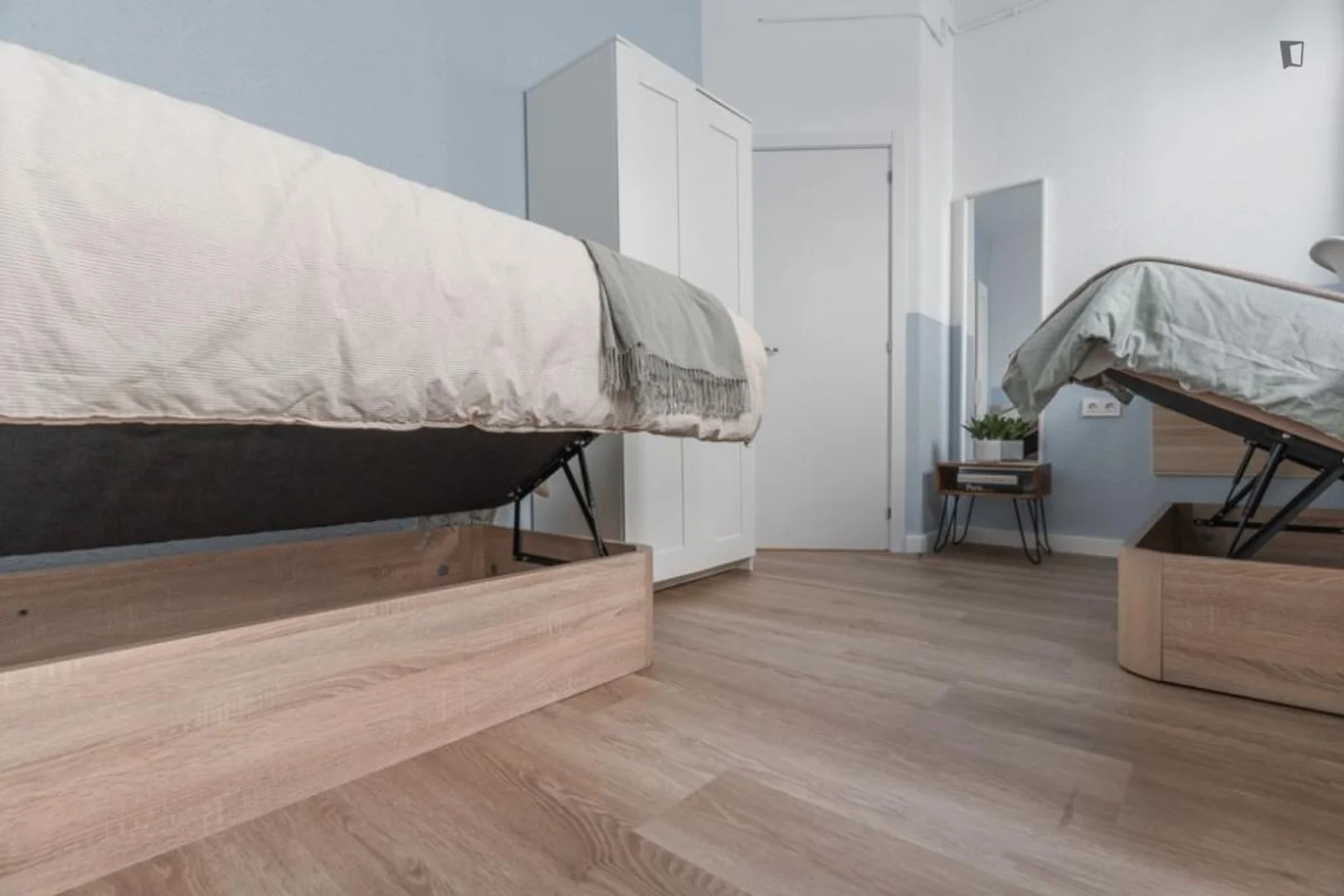 Economical student room with convenient location in
