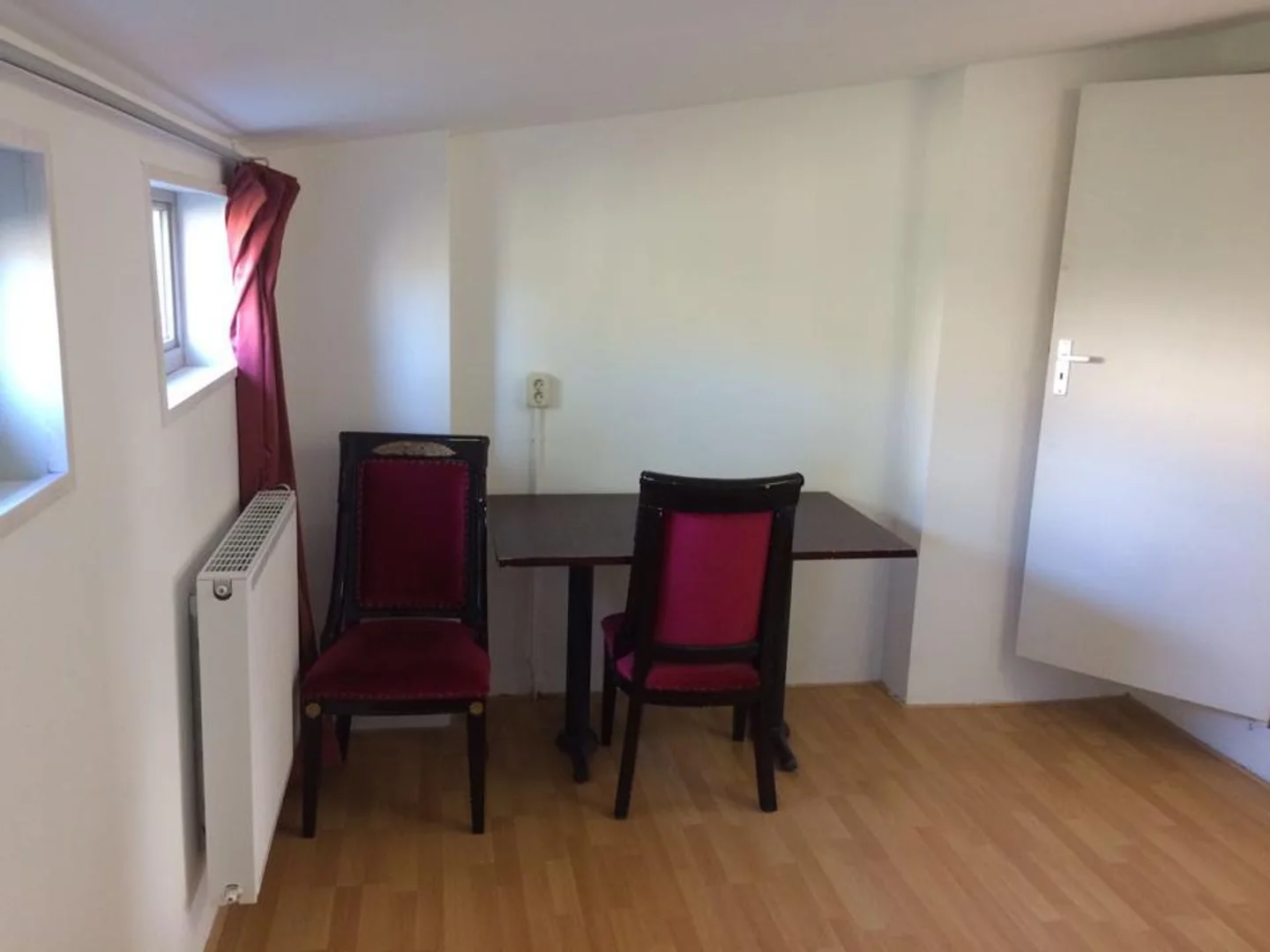 Habitación estudiantil funcional perfecta para estudiar en