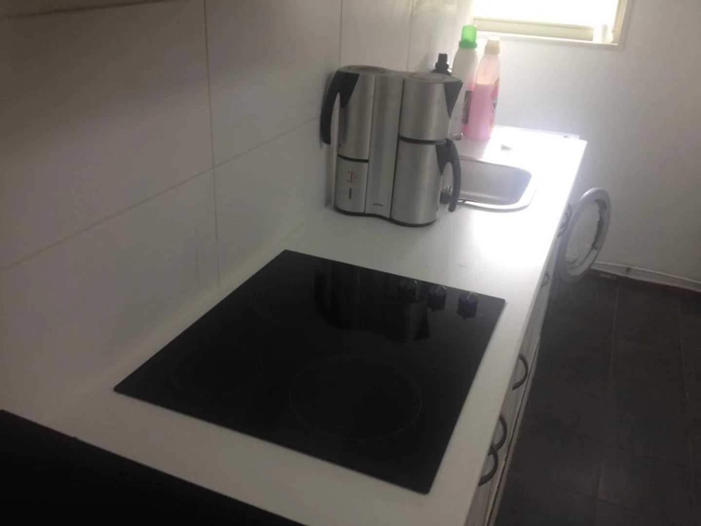 Habitación estudiantil funcional perfecta para estudiar en