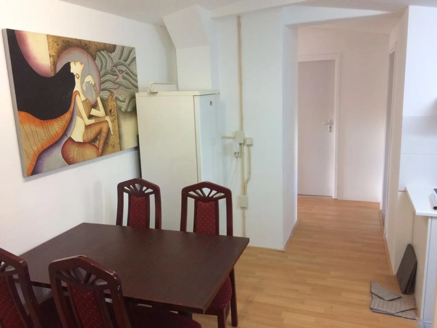 Habitación estudiantil funcional perfecta para estudiar en