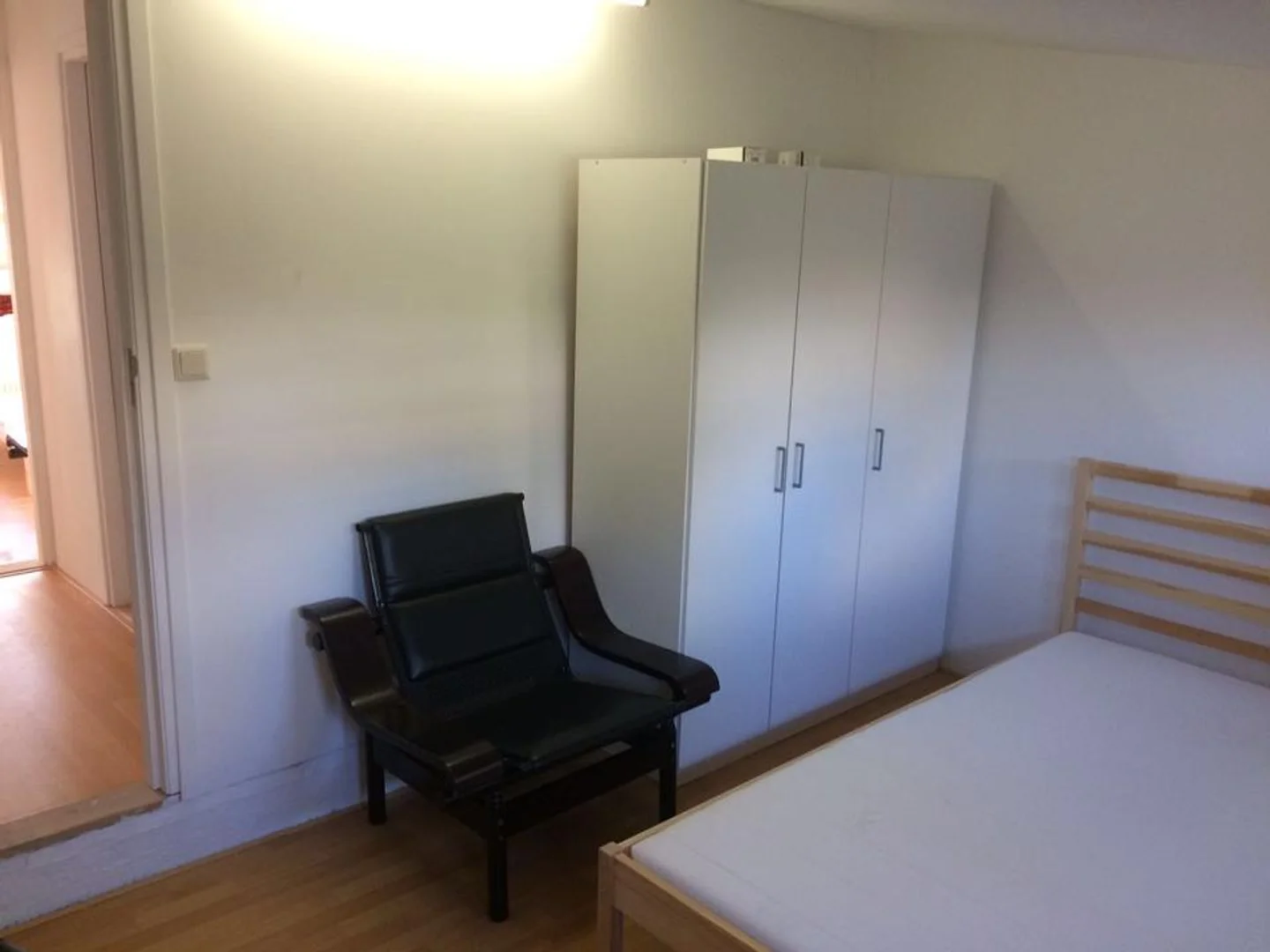 Habitación para estudiantes en con área de estudio y facilidades compartidas