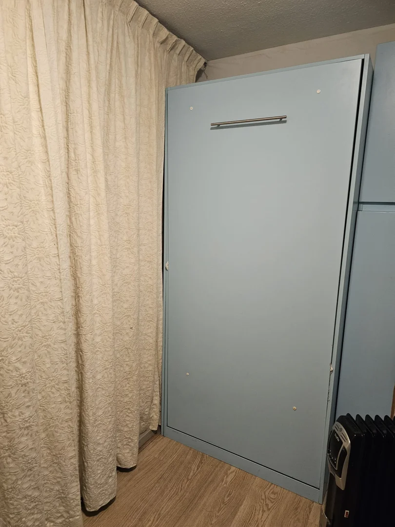 Habitación estudiantil funcional perfecta para estudiar en 