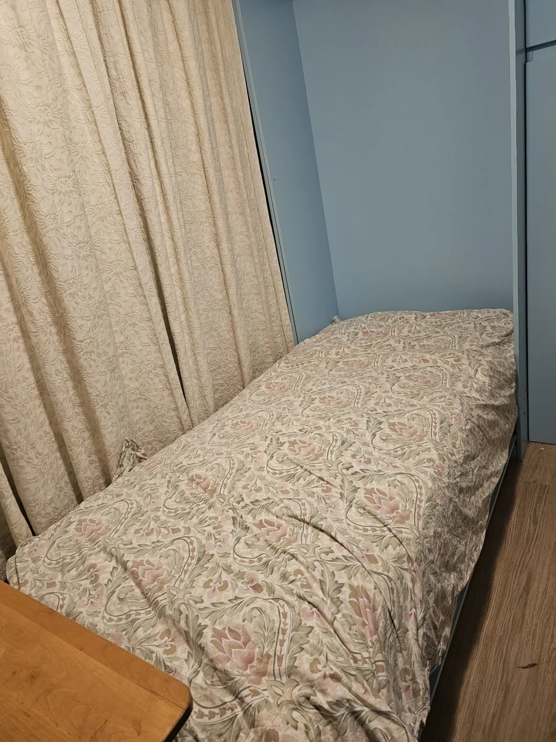 Habitación estudiantil amplia y cómoda en 