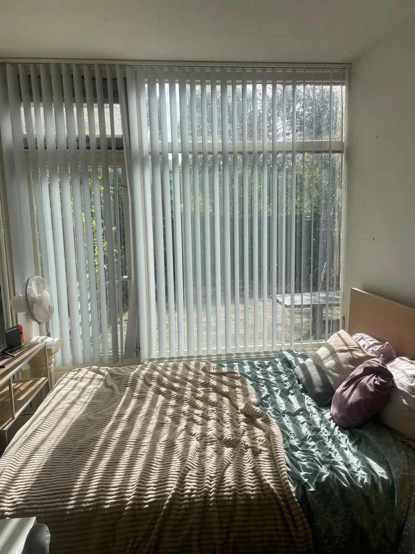 Habitación estudiantil funcional perfecta para estudiar en 