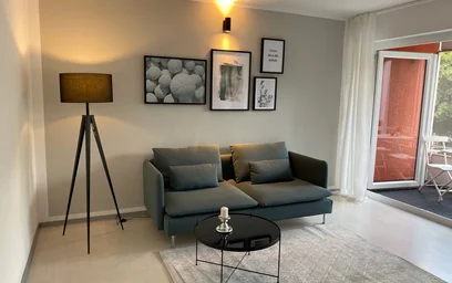 Apartamento moderno e brilhante em {area}