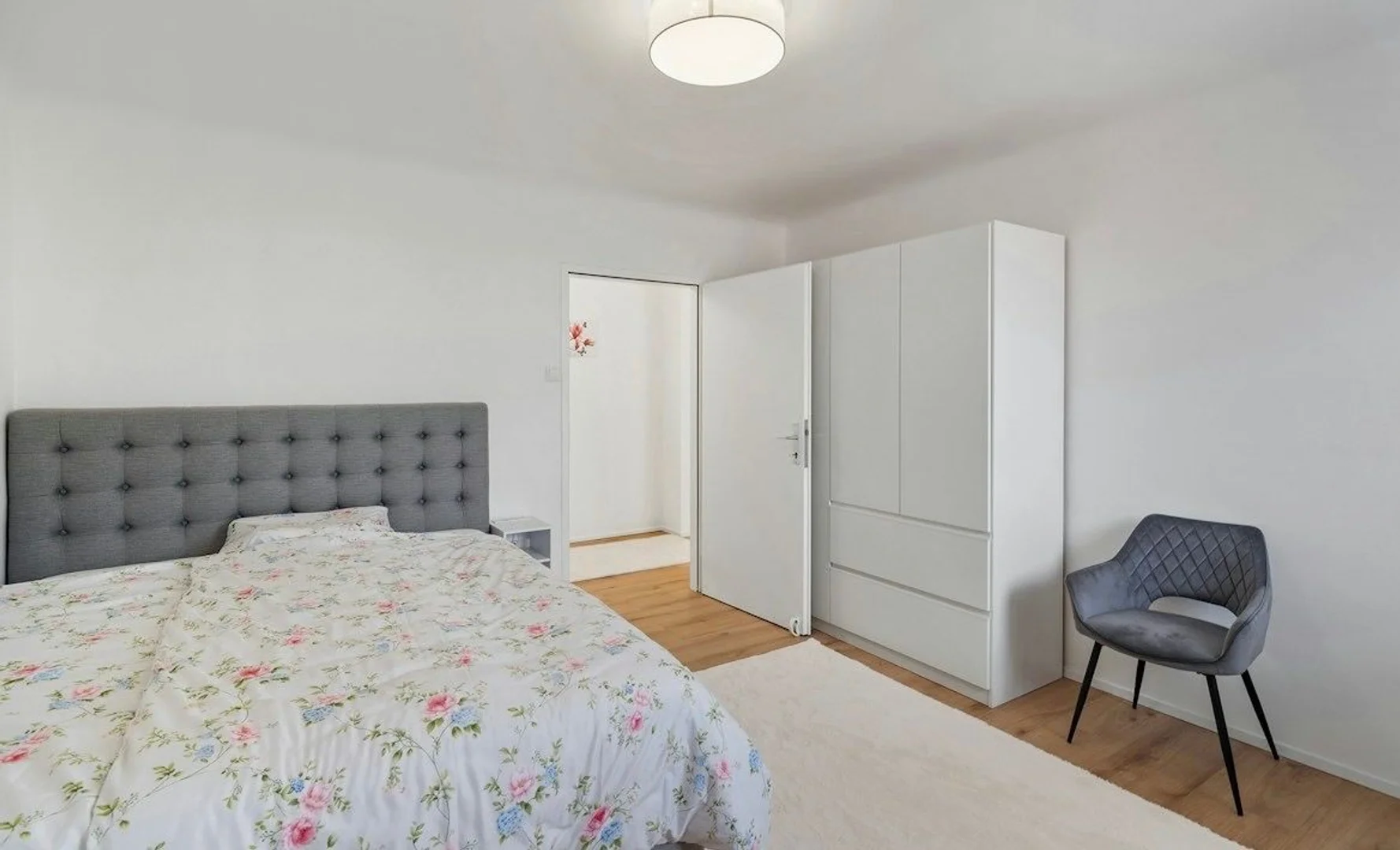 Comfortable and spacious student room in