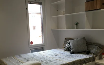 Zimmer mit Doppelbett zu vermieten {area}