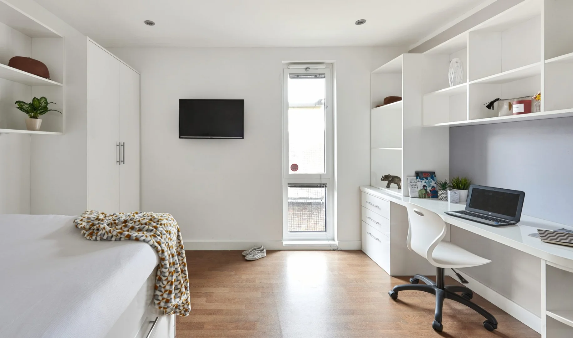 Quarto acessível para estudantes com iluminação ampla em
