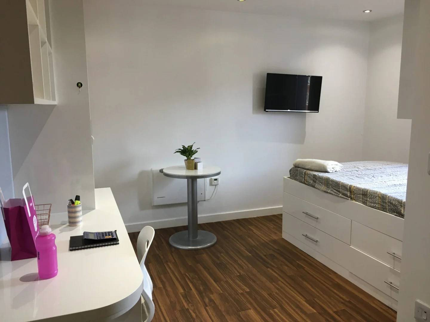 Quarto amigo do estudante em com comodidades modernas
