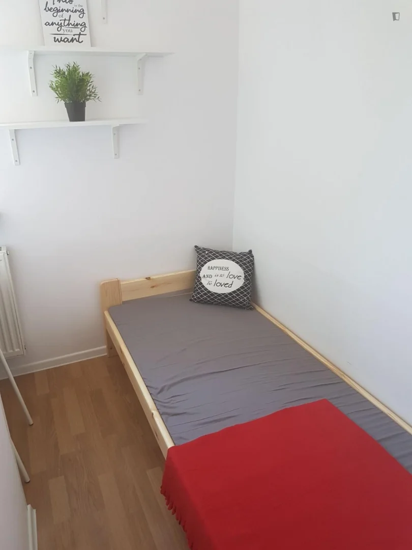 Studentenzimmer in  mit Arbeitsbereich und Gemeinschaftseinrichtungen