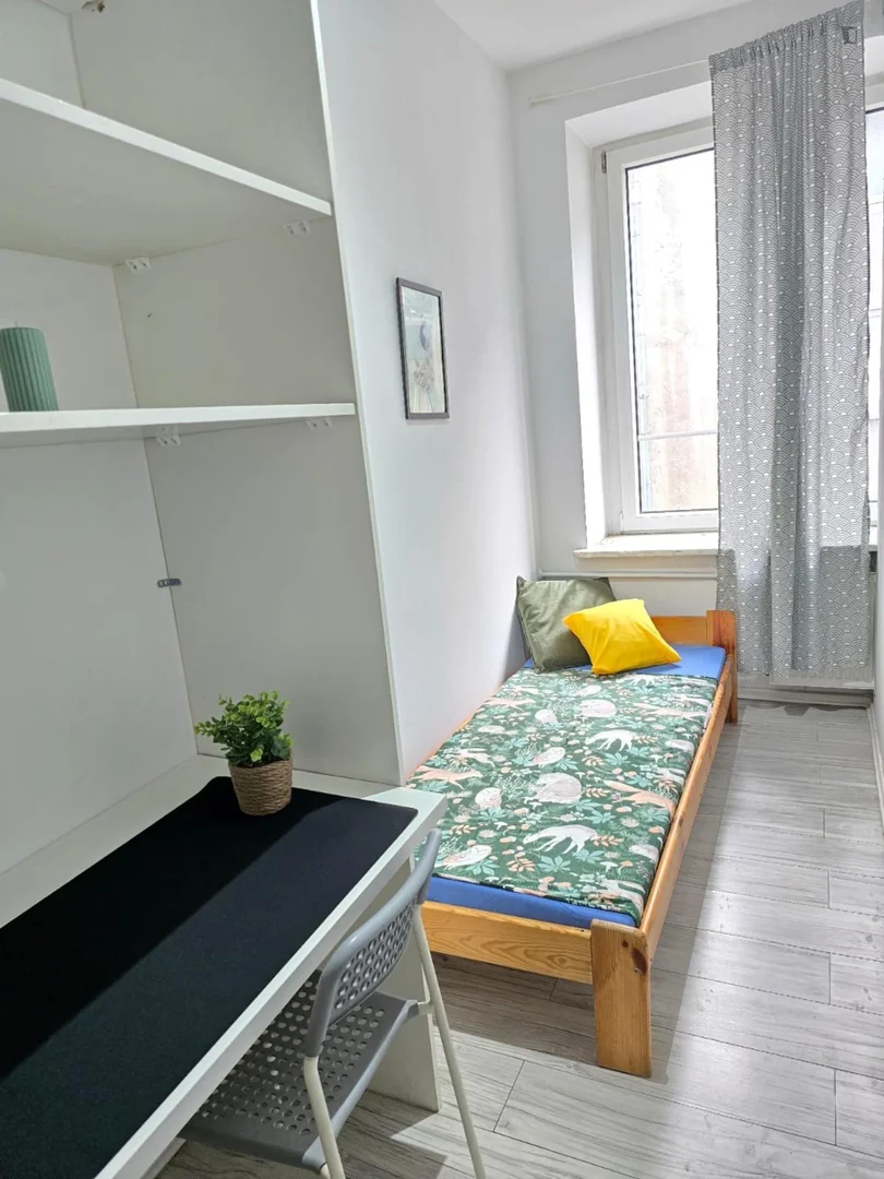 Bright and airy student room with easy university access in 