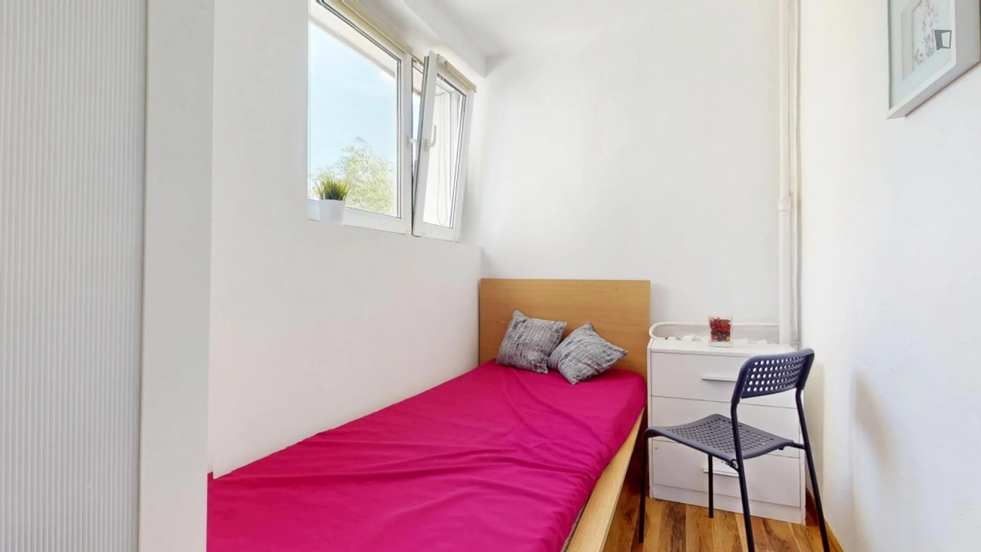 Bezahlbares Zimmer für Studenten mit ausreichender Beleuchtung in