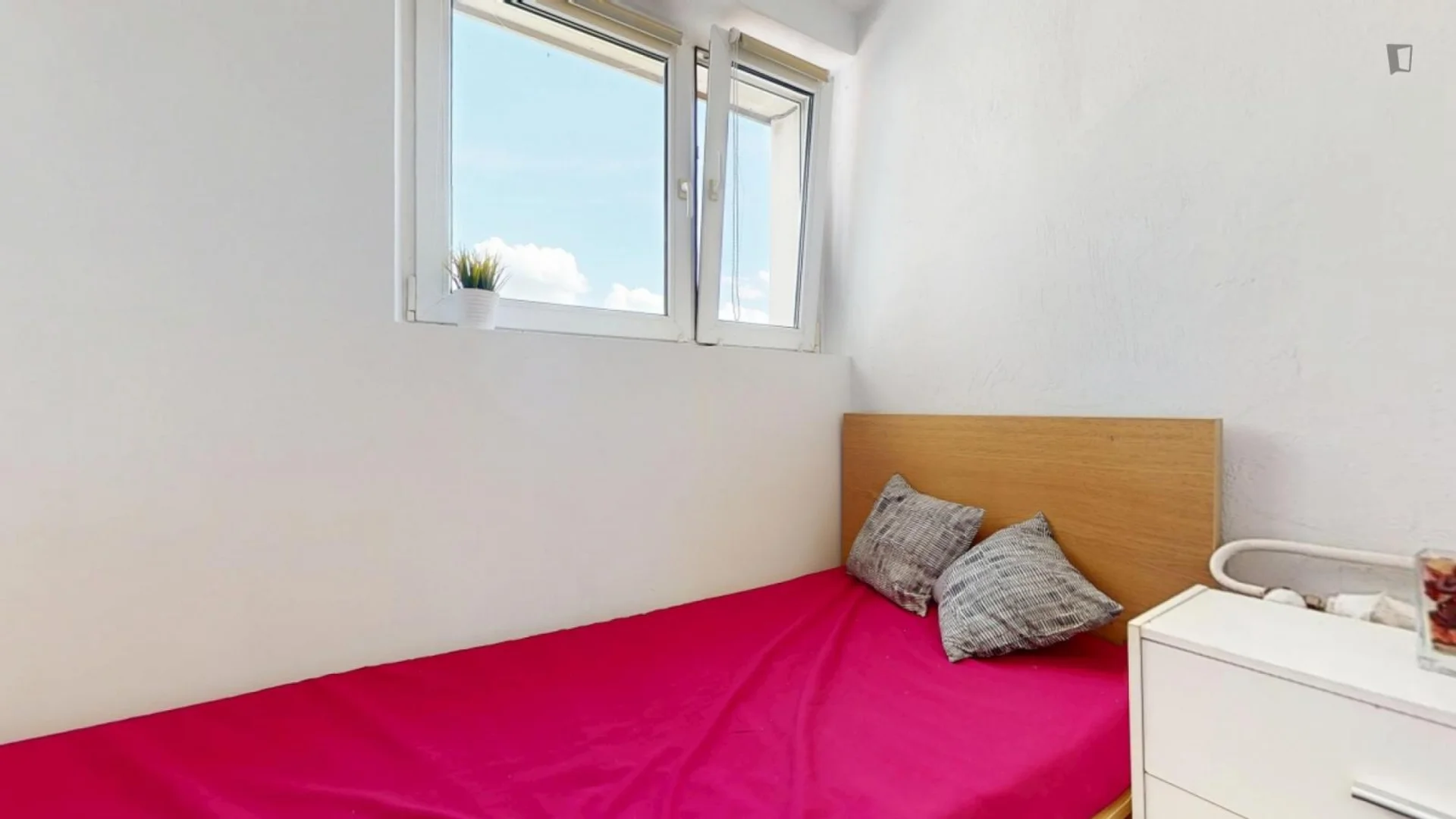 Zimmer in Studentenwohnung in zu vermieten, voll möbliert