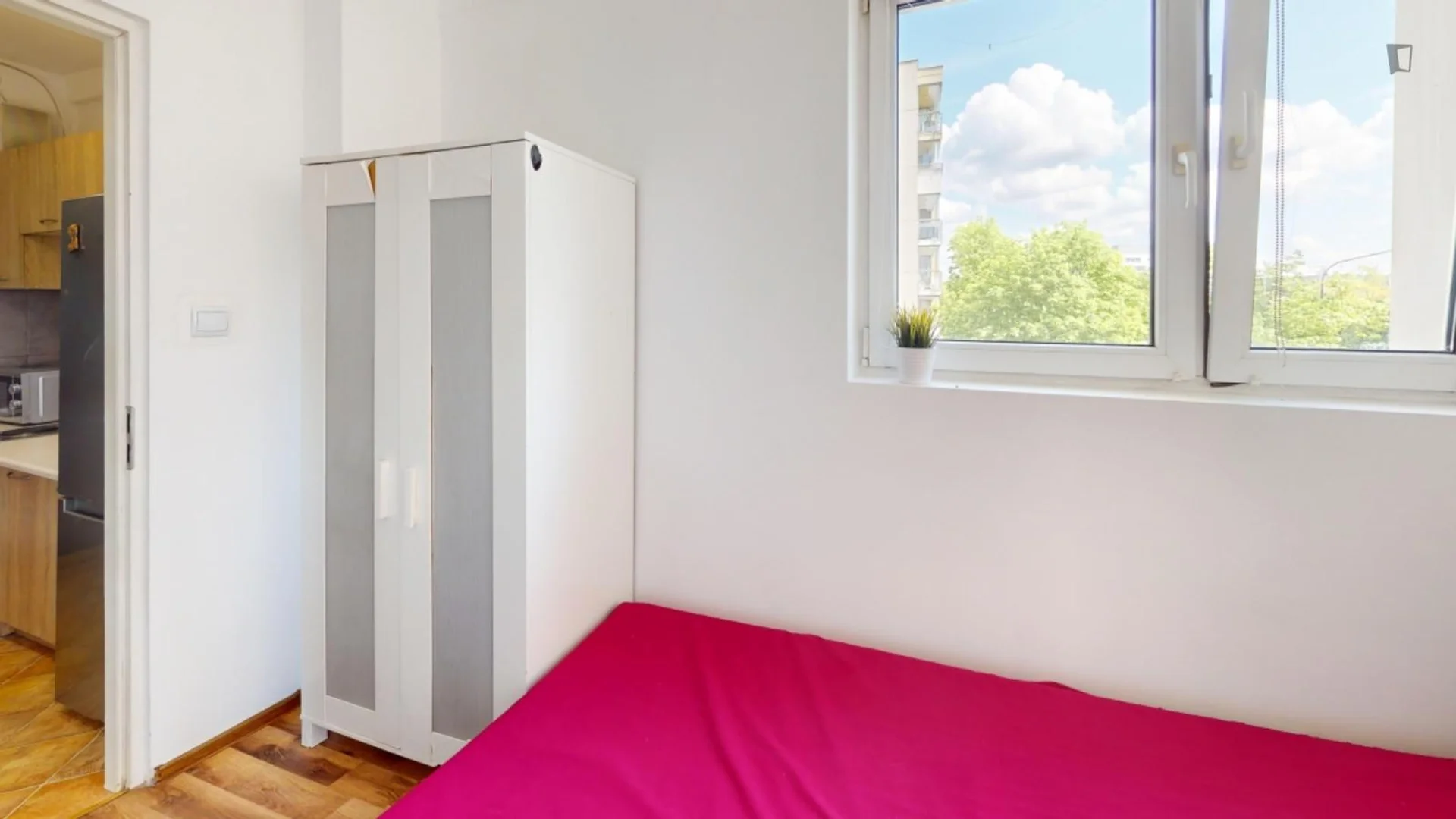 Bezahlbares Zimmer für Studenten mit ausreichender Beleuchtung in
