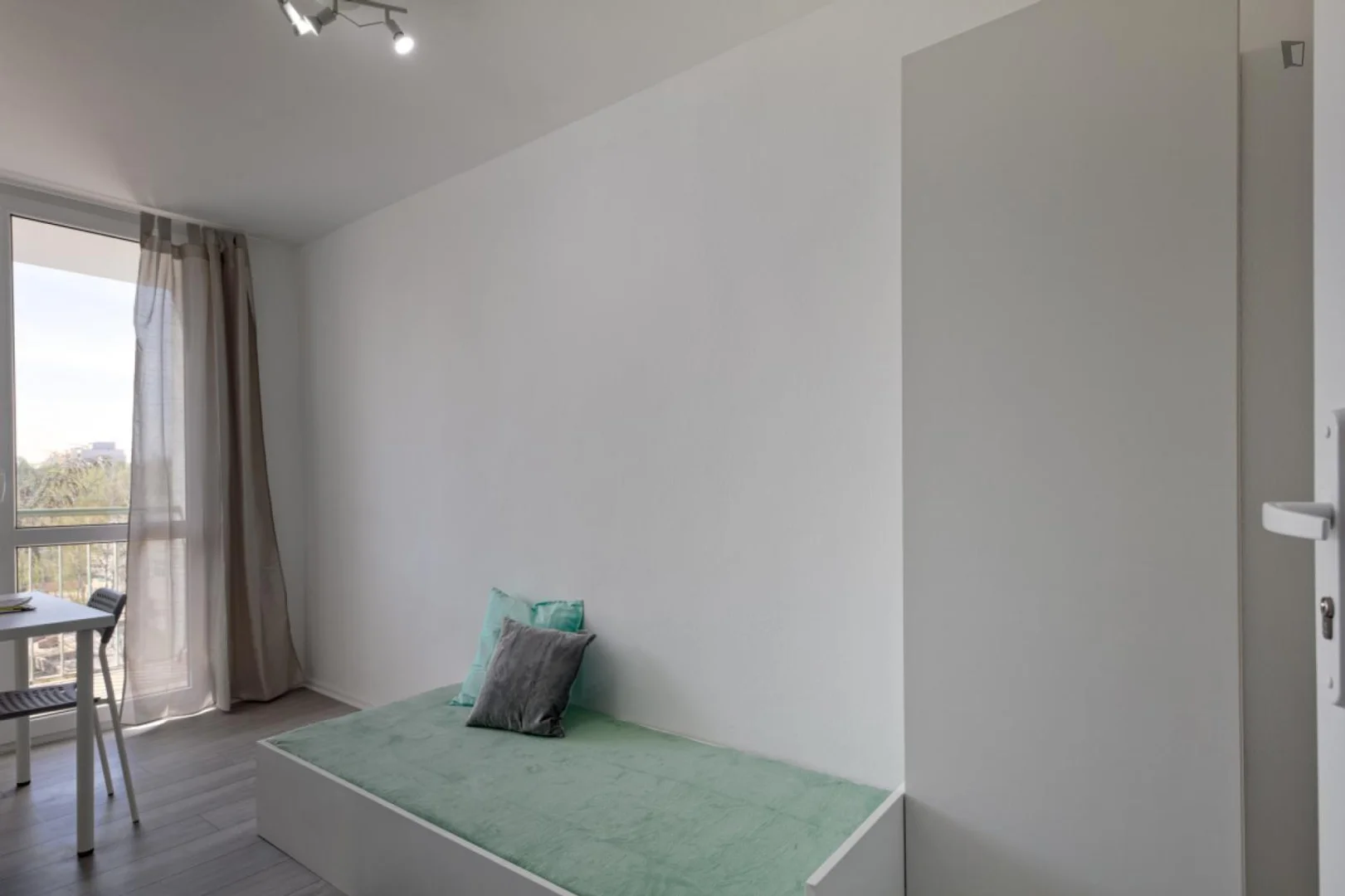 Comfortable and spacious student room in 