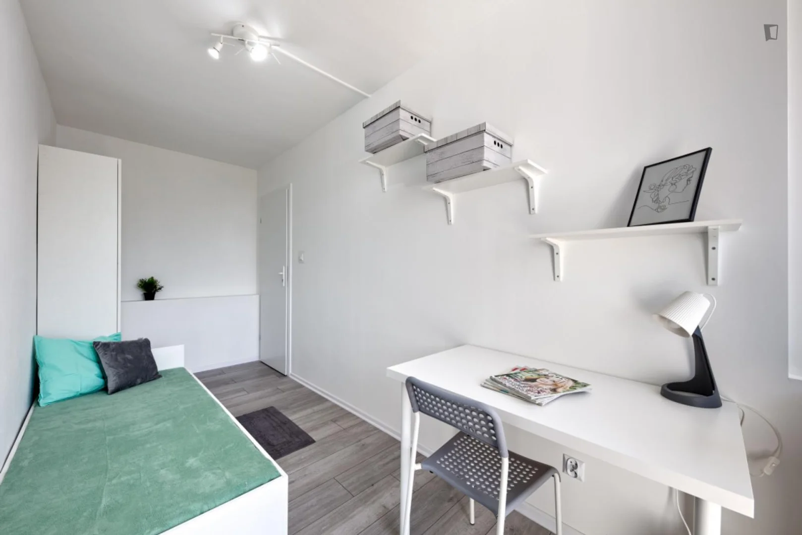 Economical student room with convenient location in 