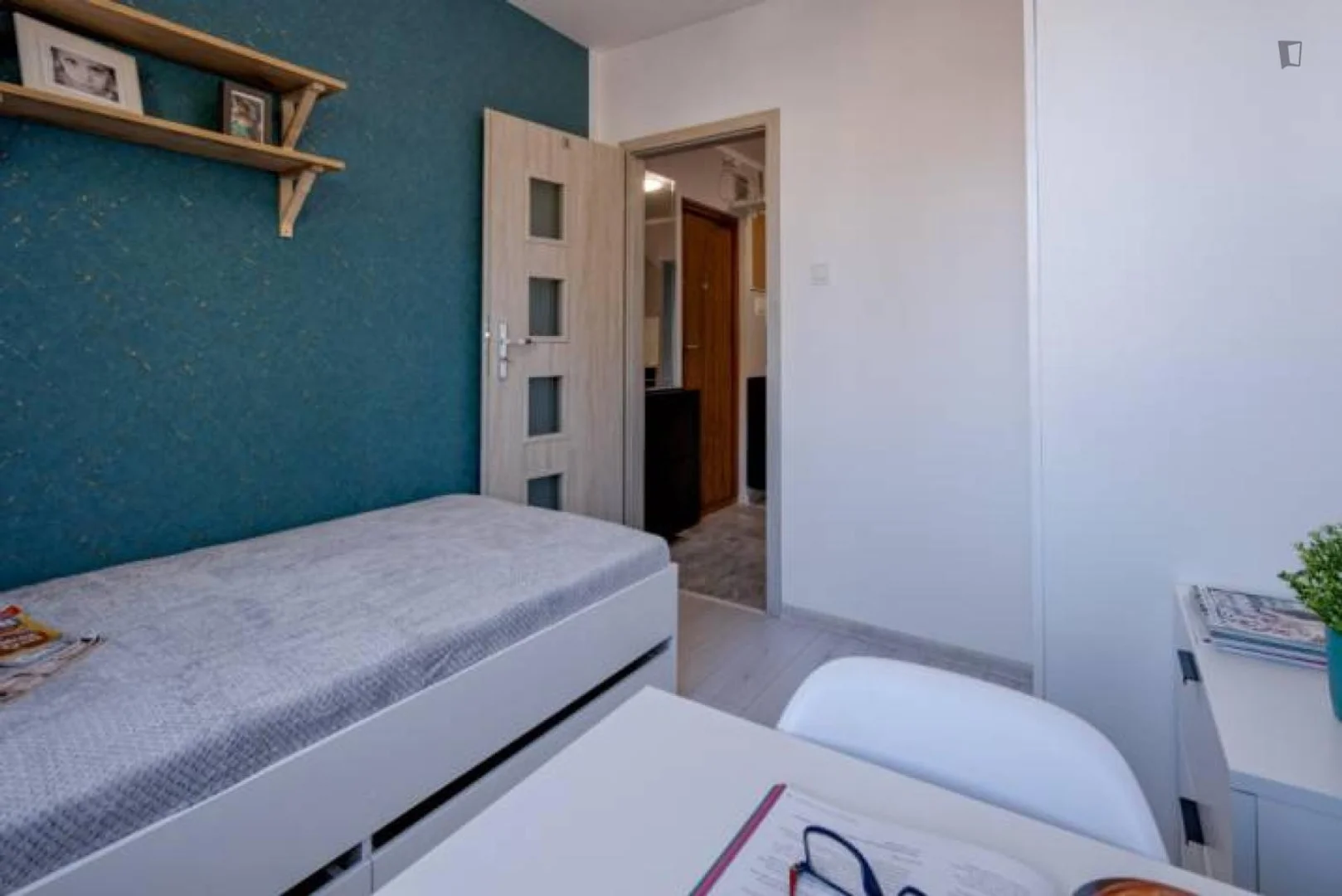 Bright and airy student room with easy university access in 