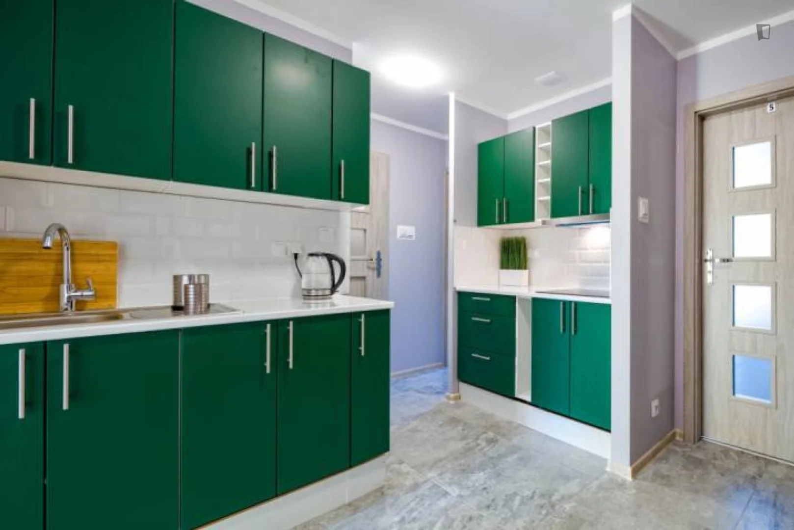 Bright and airy student room with easy university access in 