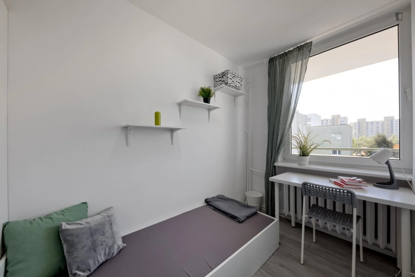 Functional student room perfect for studying in 