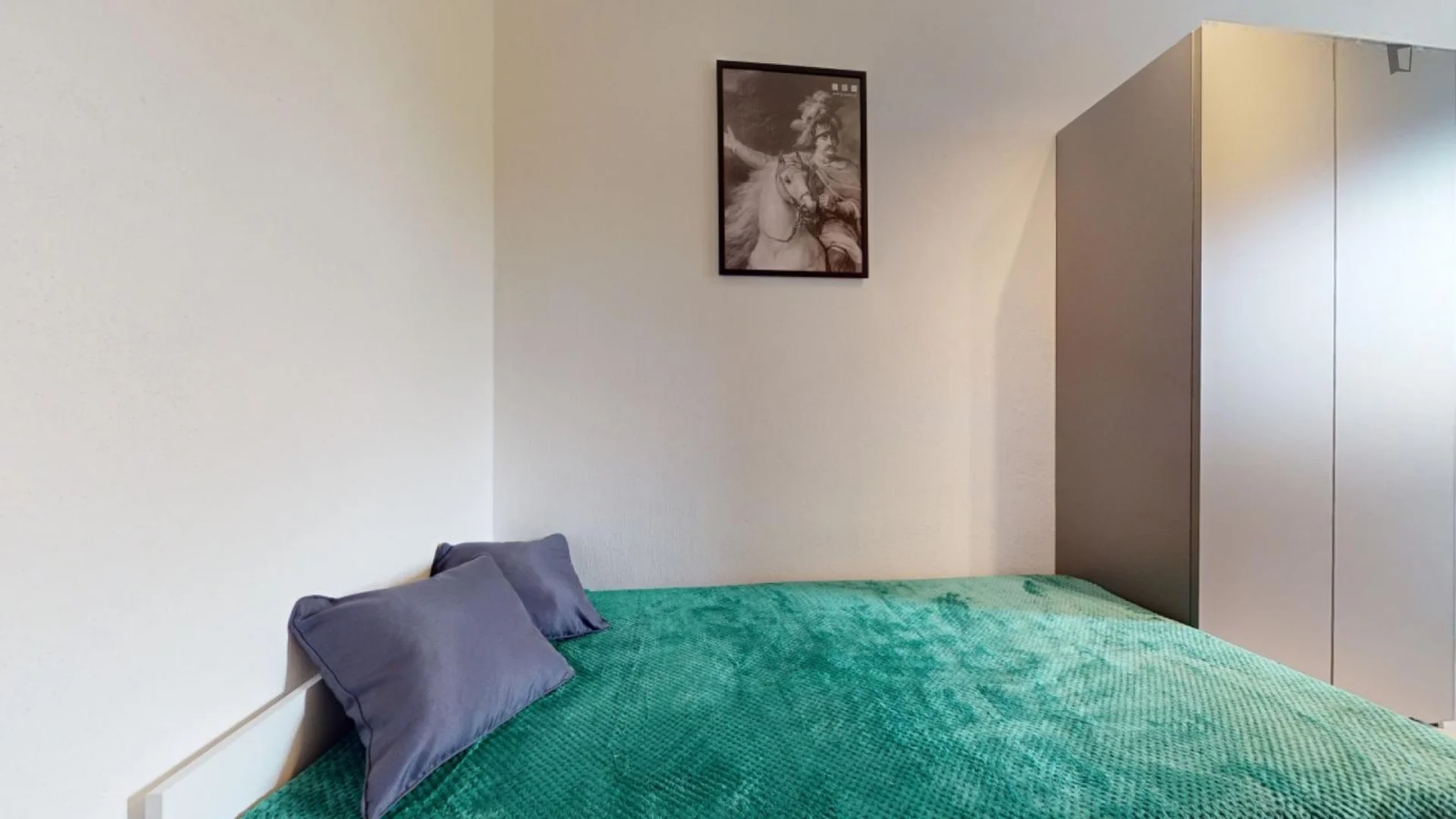 Studentenzimmer in  mit Arbeitsbereich und Gemeinschaftseinrichtungen