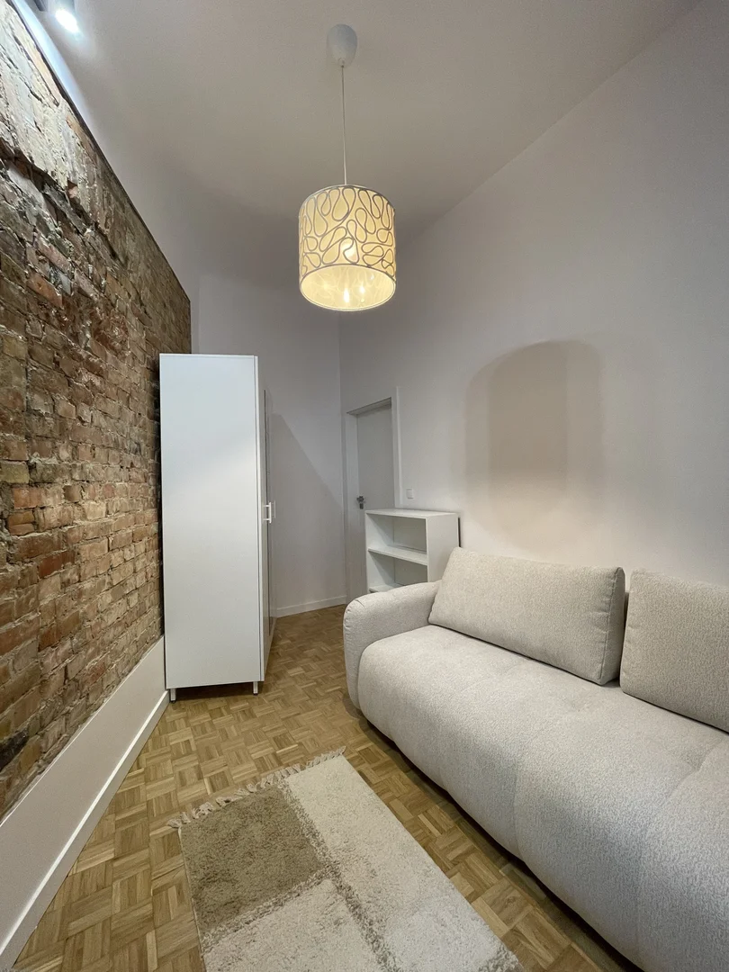 Stanza economica per studenti con ampia illuminazione in 