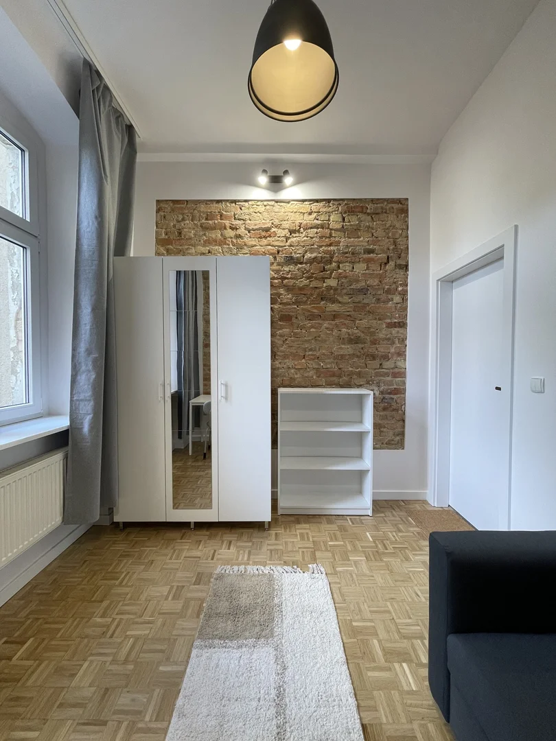 Stanza economica per studenti con ampia illuminazione in 
