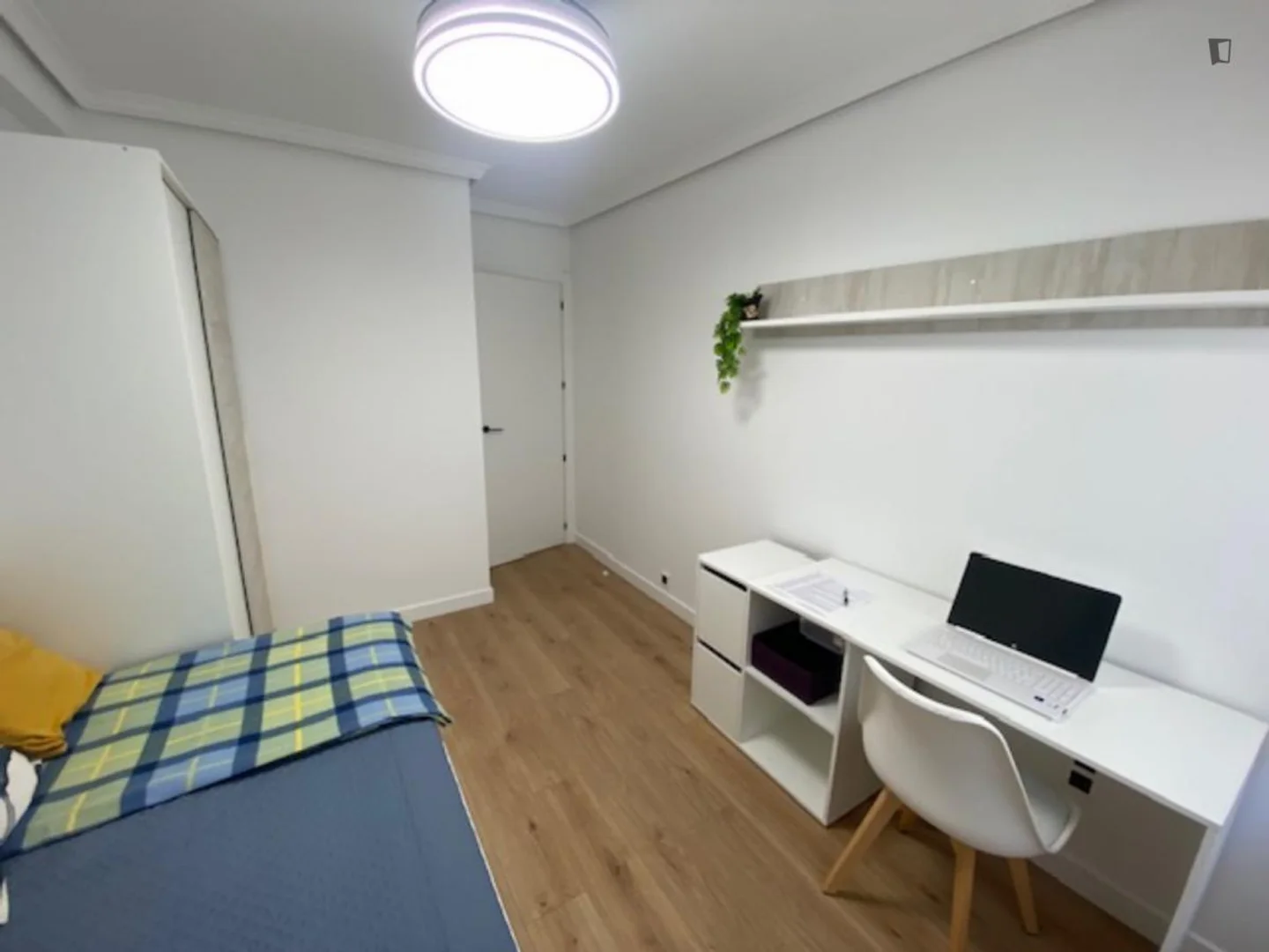 Bright and airy student room with easy university access in 