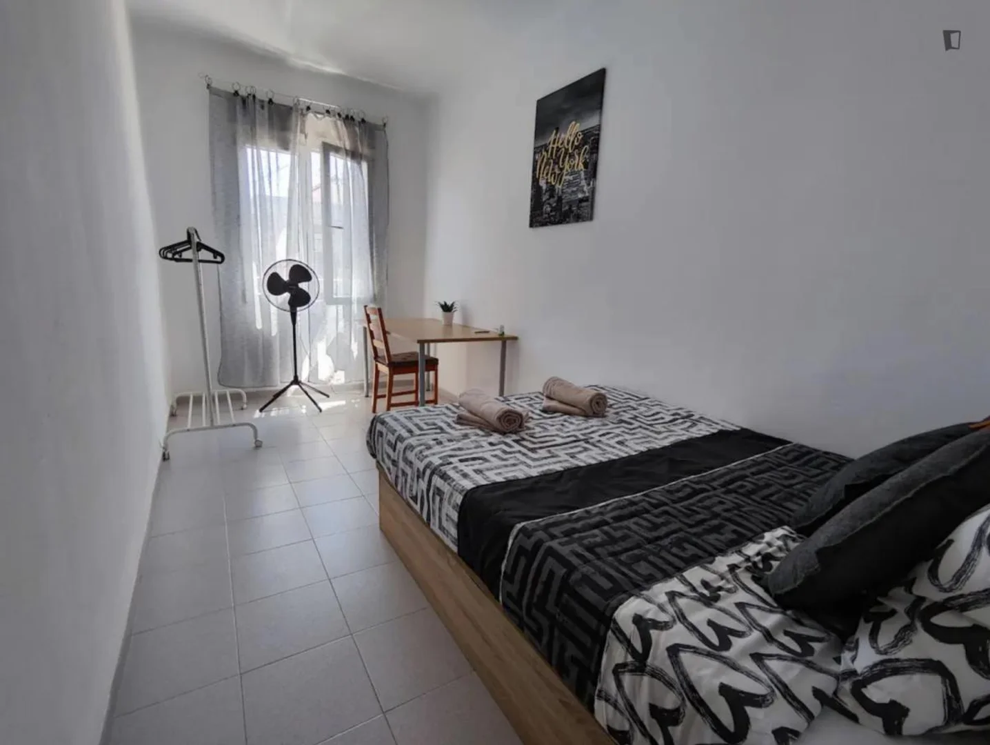Chambre d'étudiant à avec espace d'étude et installations communes