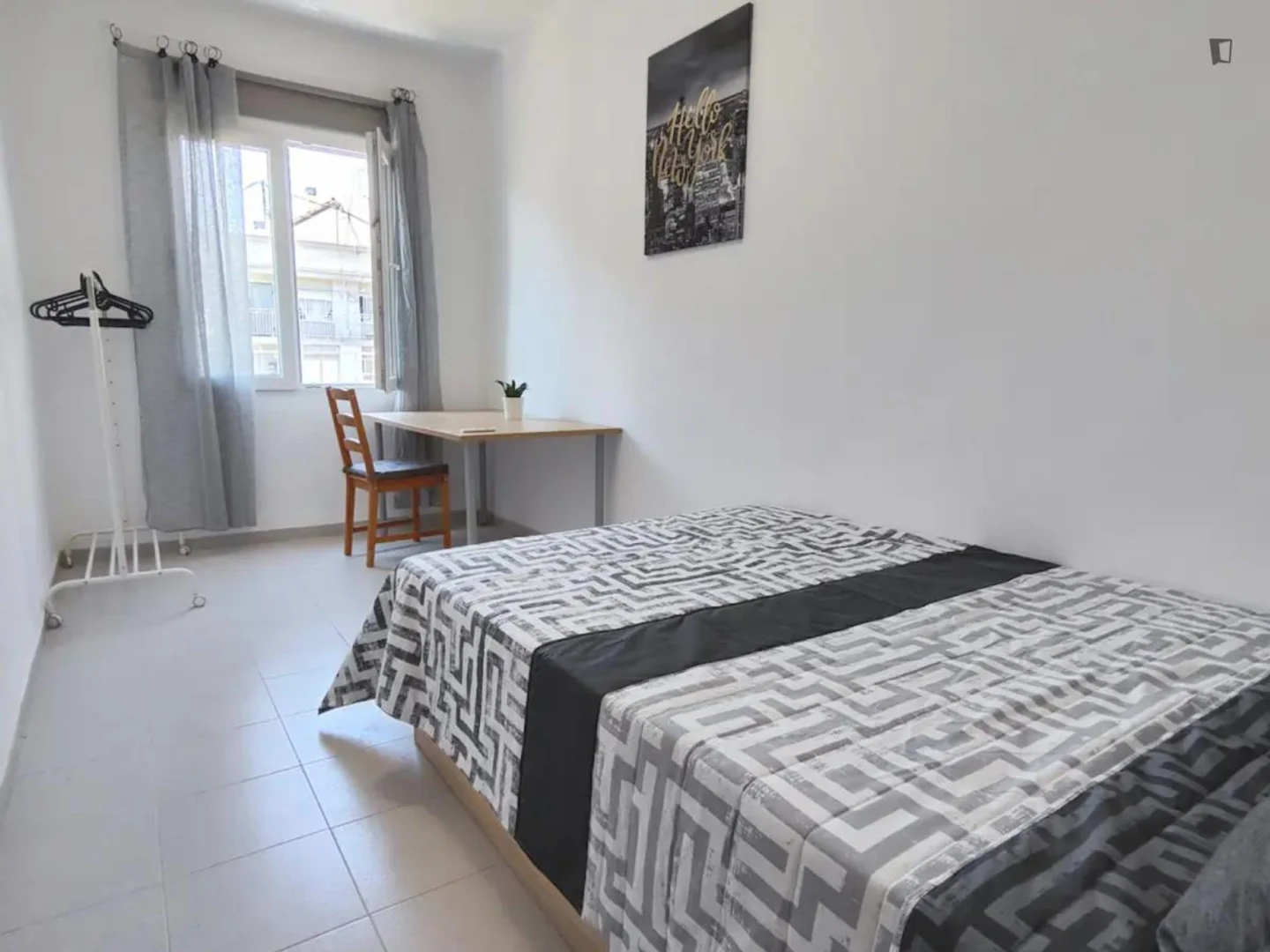 Chambre d'étudiant à avec espace d'étude et installations communes