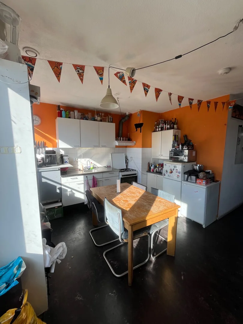 Quarto de estudante confortável e espaçoso em 
