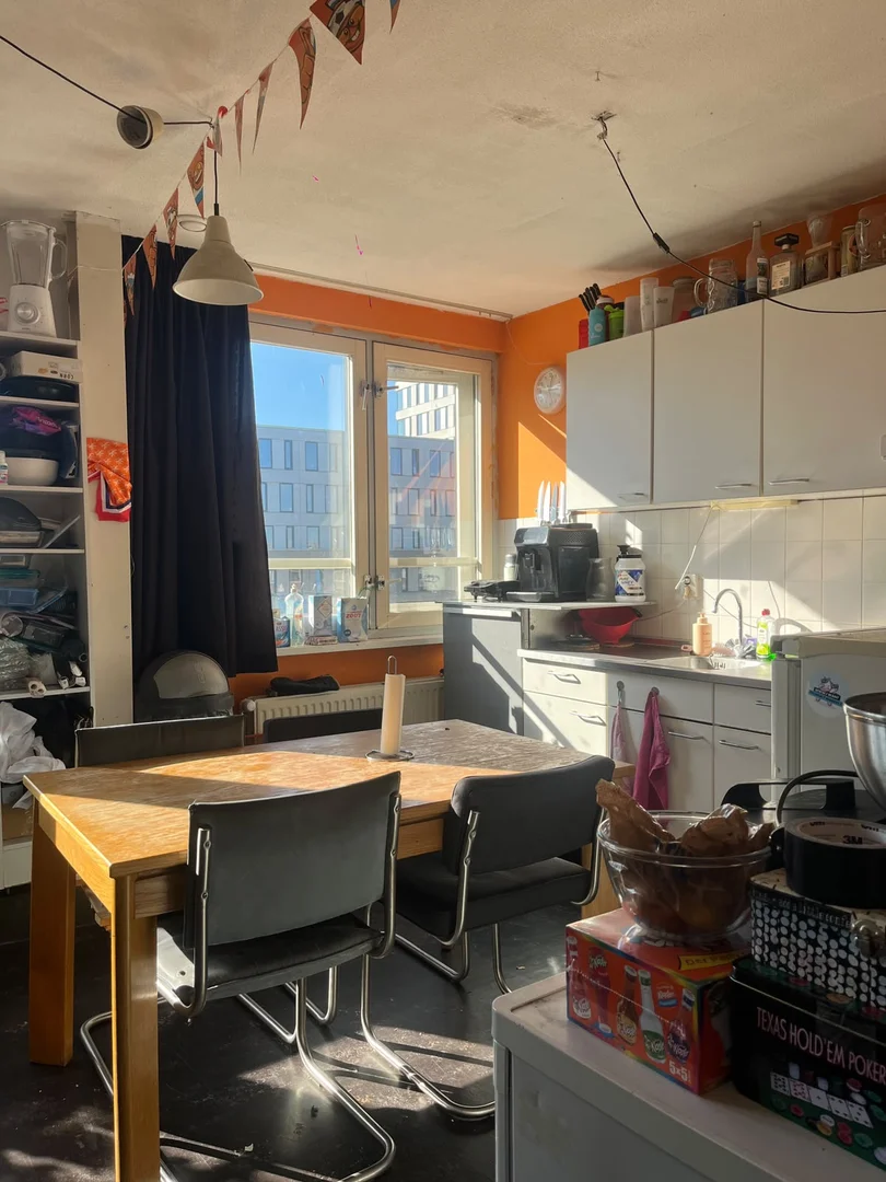 Quarto de estudante em  com área de estudo e instalações partilhadas